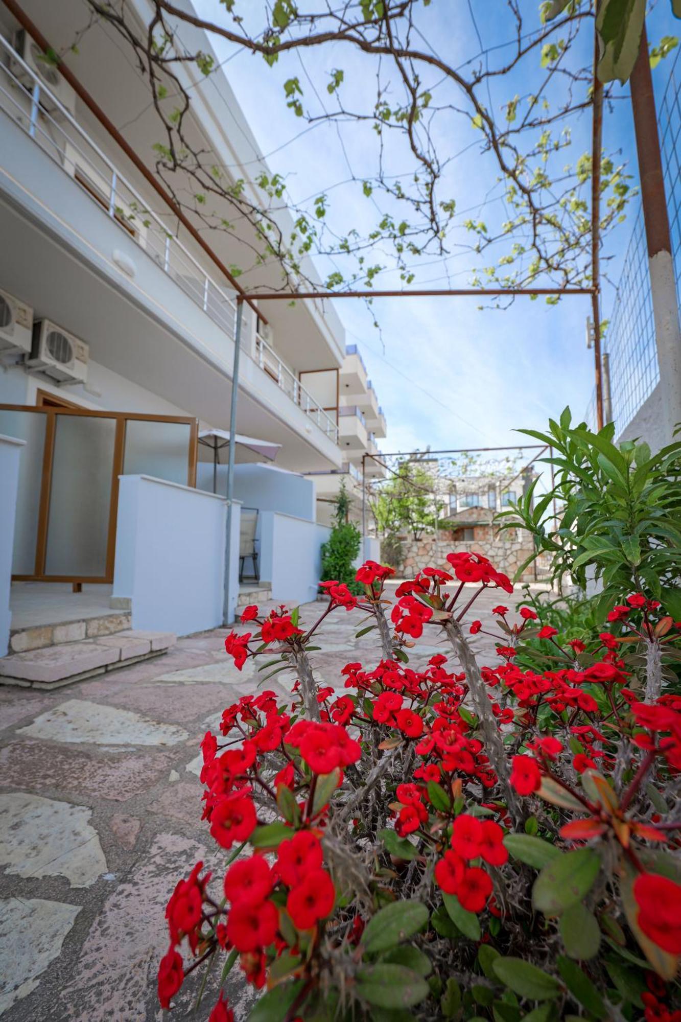 Guesthouse Moonlight Downtown Ksamil Eksteriør billede